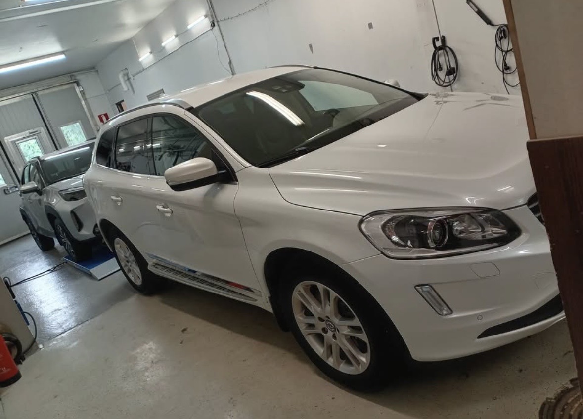 Valkoinen Volvo XC60 sisäpuhdistuksessa Raahen autopesun hallissa