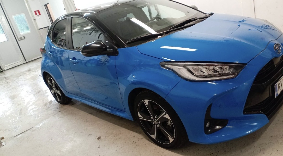Käsinpesty ja vahattu sininen Toyota Yaris Raahen autopesun hallissa